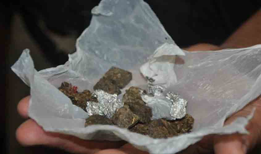 Flagrada com maconha, mulher entrega o vendedor da droga, que acaba preso junto com a esposa