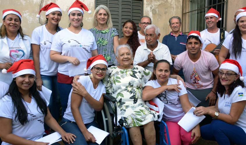 Movidos pela fraternidade, profissionais de saúde do Samd cantam para pacientes, em Porto Velho