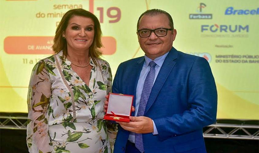 Procurador-Geral de Justiça recebe Medalha Comemorativa dos 410 anos do Ministério Público Brasileiro