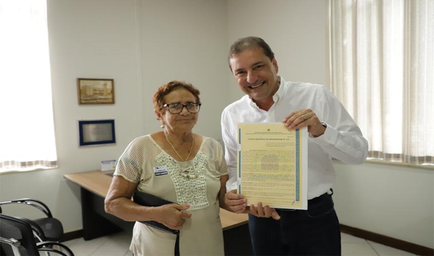 Prefeito realiza sonho de idosa ao entregar título definitivo do imóvel