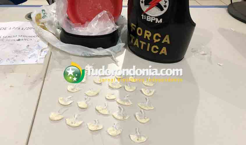 Polícia fecha boca de fumo e prende monitorado da Justiça com várias porções de cocaína