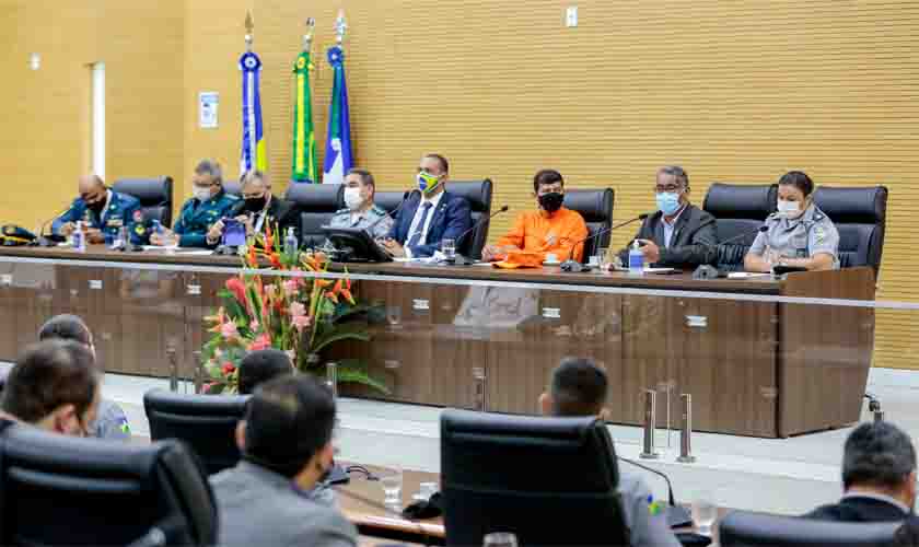 Assembleia Legislativa homenageia Secretário de Educação e Militares com Medalha de Mérito e Votos de Louvor