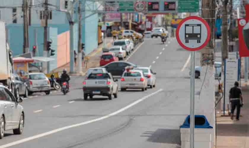 Novas sinalizações de trânsito são implantadas na avenida Sete de Setembro