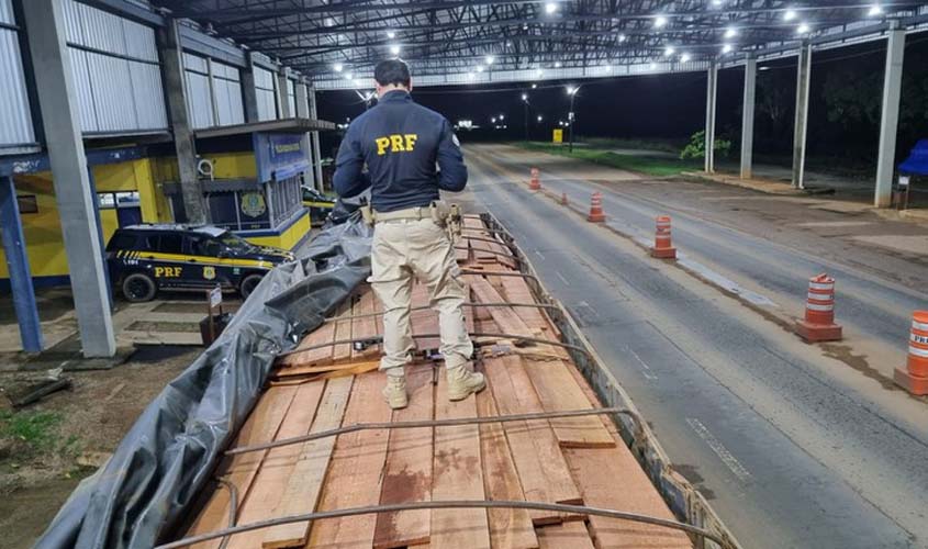 Em Ariquemes/RO, PRF identifica transporte irregular de madeira