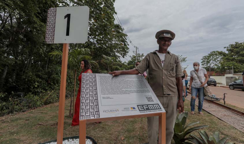 Placa do KM 1, no bairro Triângulo, é reinaugurada