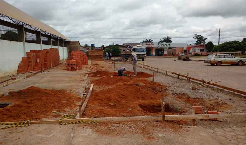 Prefeitura de Cerejeiras constrói moderno ponto de Táxi e Moto Táxi com recurso liberado pelo deputado Luizinho Goebel