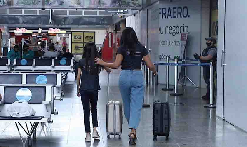 Pais e responsáveis devem seguir novas regras para viagens de crianças e adolescentes