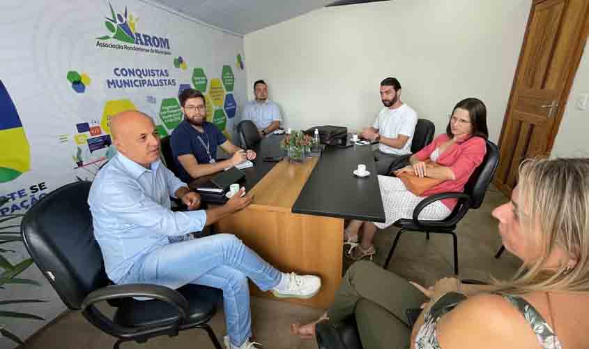 Prefeito apresenta demandas em visita à sede da AROM