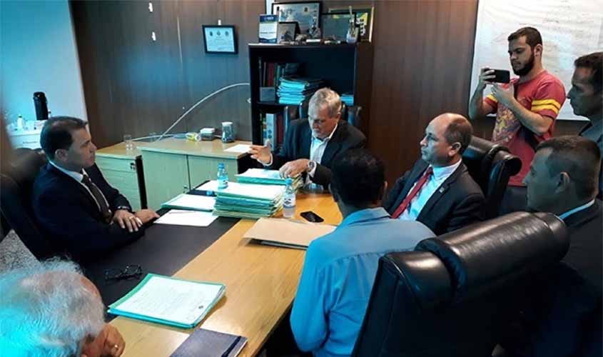 Follador discute questões ambientais de Machadinho do Oeste com o secretário da Sedam