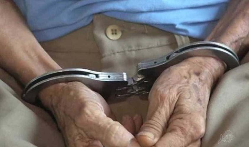 Após bater em vários carros, idoso embriagado é preso; mecânico tomou chave e evitou outros acidentes