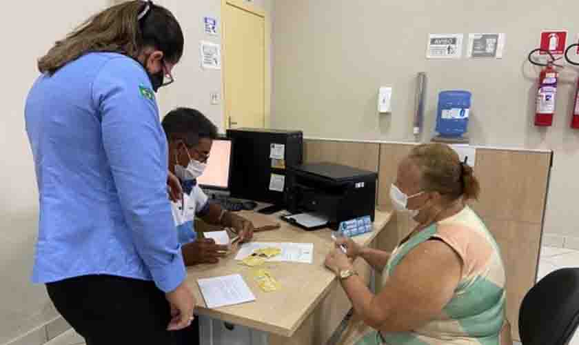 Beneficiários recebem passe livre rodoviário no “Tudo Aqui” de Ariquemes para transporte intermunicipal em Rondônia