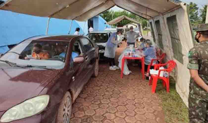 Governo realiza drive-thru e walk-thru de testagem rápida para com covid-19