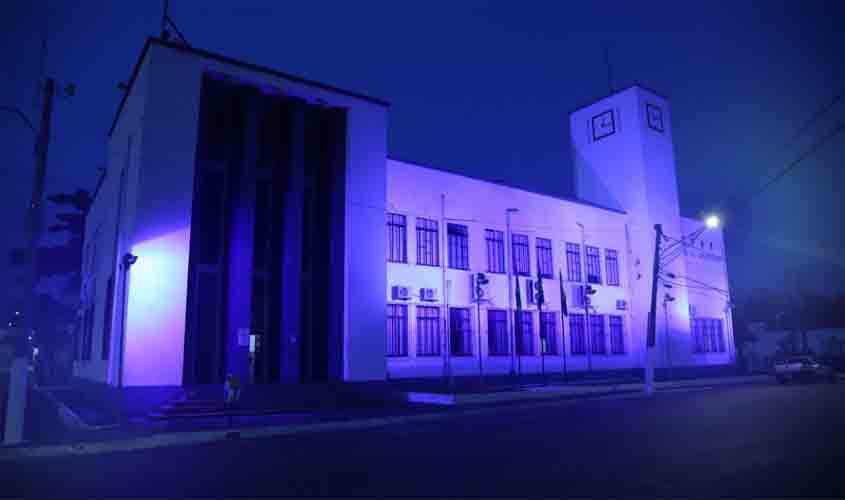 Prédio do Relógio recebe iluminação azul pelo Dia Internacional da Síndrome de Angelman