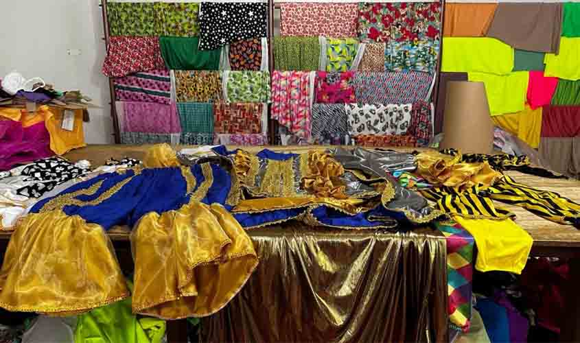 Fantasias e adereços da Corte do Rei Momo são confeccionados por artistas de Porto Velho