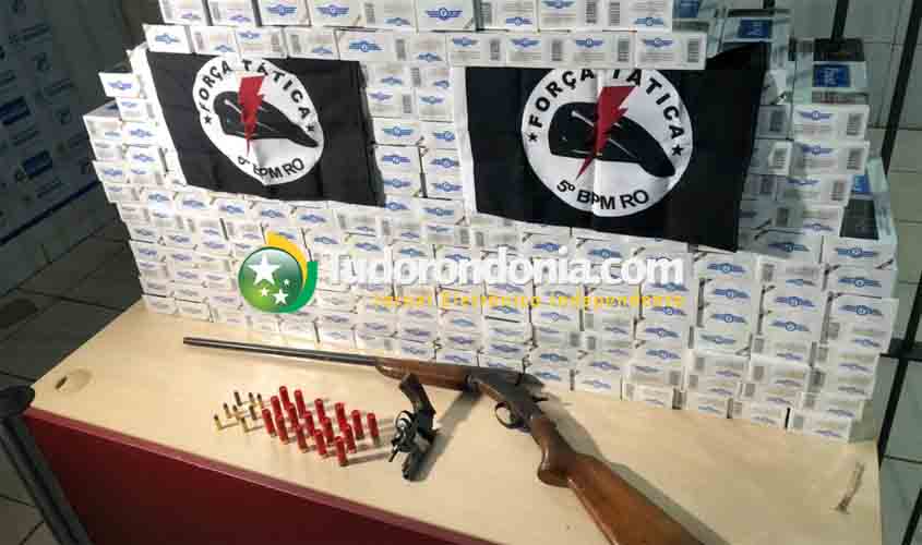 Polícia prende comerciante com duas armas e 228 maços de cigarro