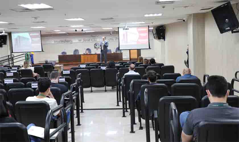 Palestra sobre reequilíbrio contratual em obras públicas reúne servidores(as) do TJRO, TCE e TRE