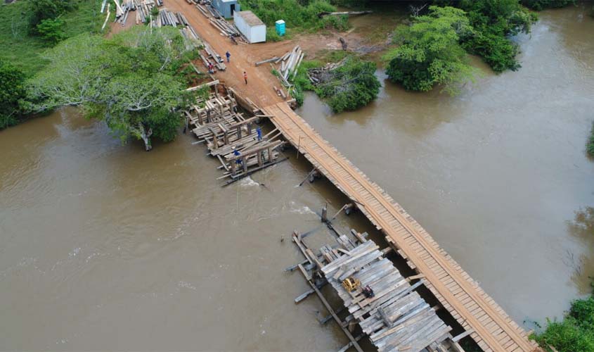 Construção da nova ponte de madeira sobre o rio Pardo está em andamento no município