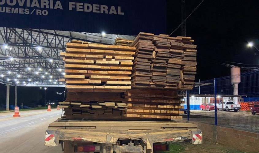 PRF identifica transporte irregular de madeira