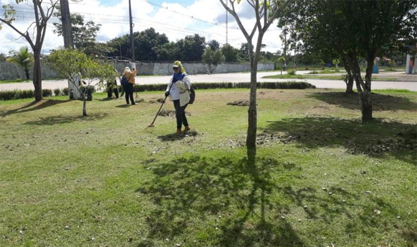 Equipes da Semusb se revezam em limpeza de canteiros centrais