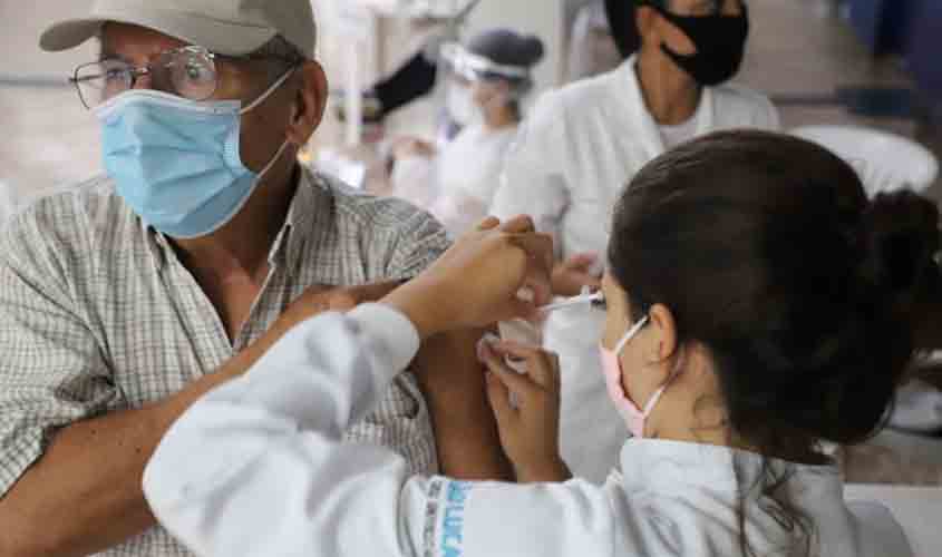Abertas 700 vagas para imunizar idosos acima de 63 anos contra Covid-19
