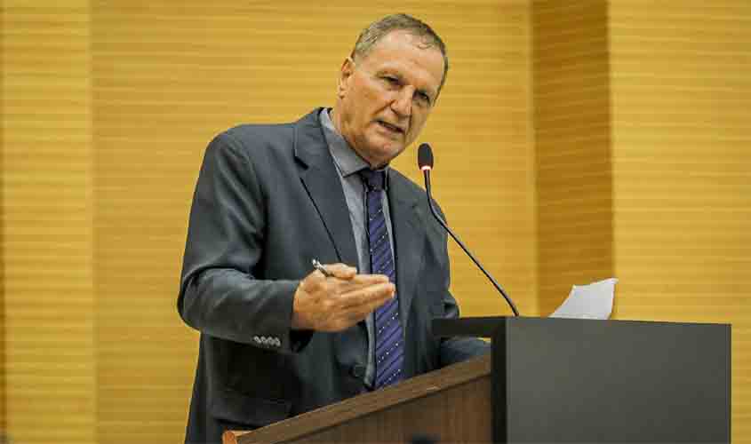 Deputado Adelino Follador critica preço do leite pago aos produtores