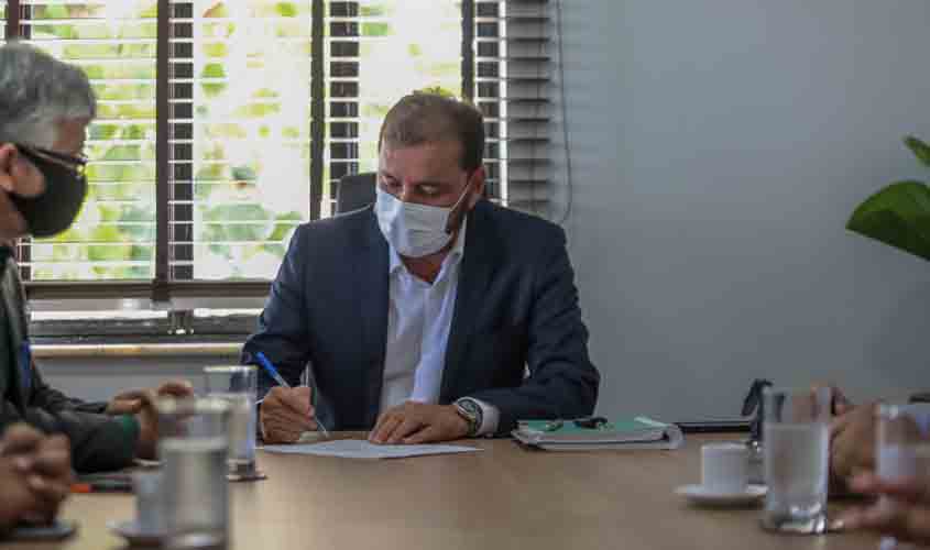 Prefeito assina ordem de serviço para reforma do Centro Integrado da Criança e do Adolescente