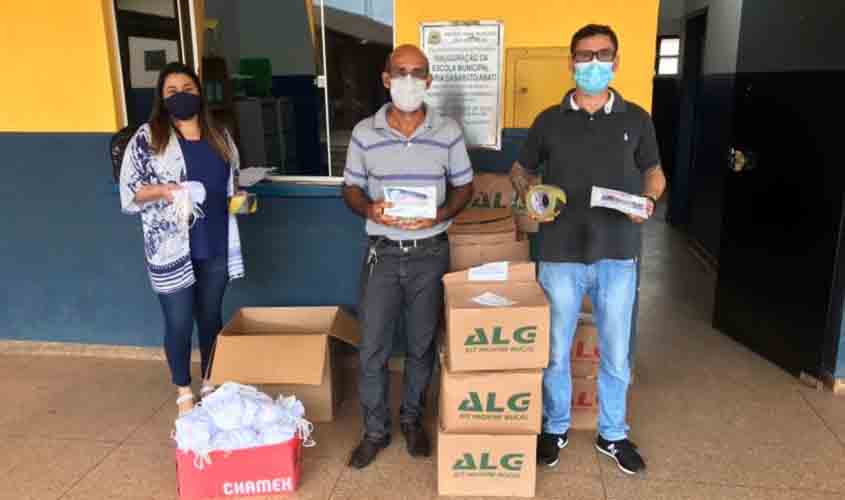 Máscaras e kits de higiene bucal são entregues a alunos da rede municipal