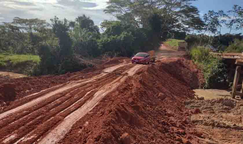 DER conclui desvio para construção de galeria de concreto no rio Córgão na RO-133, em Espigão do Oeste