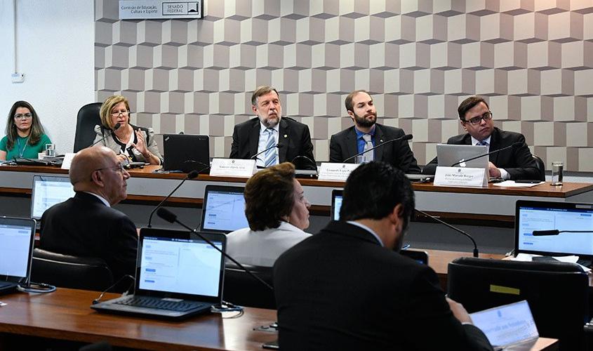 Uso de armas em escolas divide opiniões de senadores e especialistas