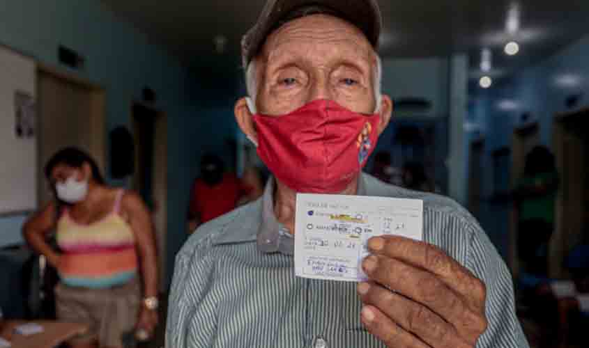 Idosos devem ficar atentos à data de aplicação da primeira dose para receber a segunda aplicação nesta sexta-feira