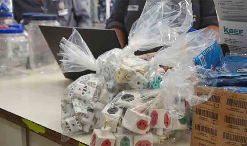 Tomadas e adaptadores comercializados irregularmente são apreendidos pelo Ipem