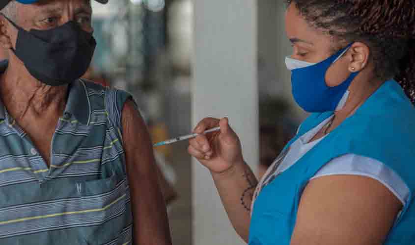 Pessoas que tomaram a primeira dose de Coronavac no dia 1° de abril vão receber a segunda dose hoje