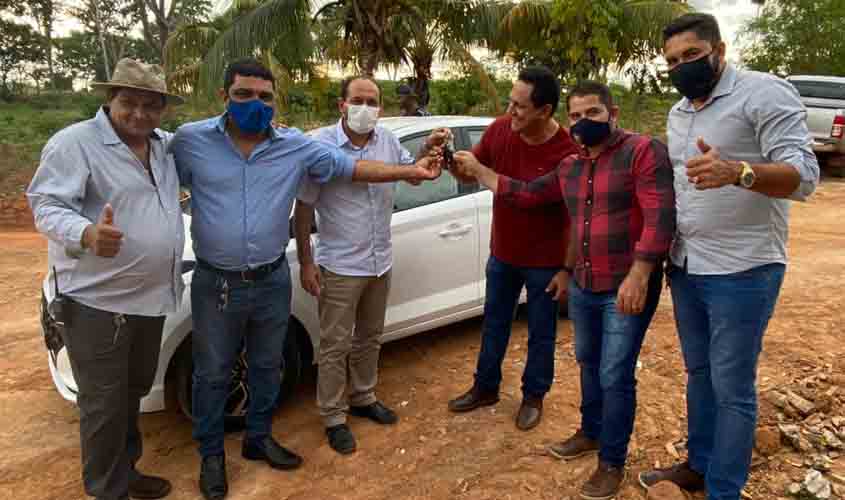 Laerte Gomes entrega veículo para atender administração do Centro de Recuperação Vida e Luz de Espigão do Oeste