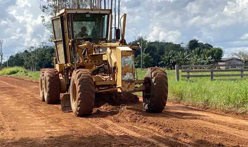 Serviços de patrolamento melhoram trafegabilidade em distritos
