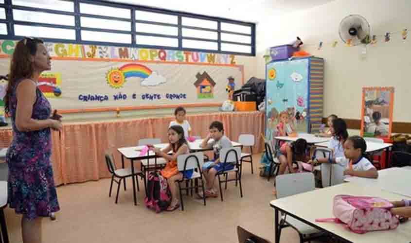 Piso salarial: profissionais da educação básica podem receber mais de R$ 3 mil por 40 horas de trabalho semanais