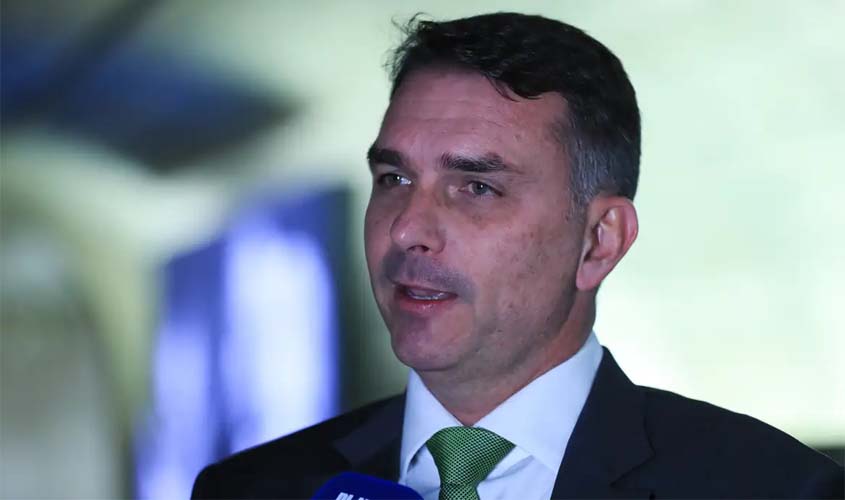 Deputados pedem investigação sobre relação entre Vorcaro e Flávio