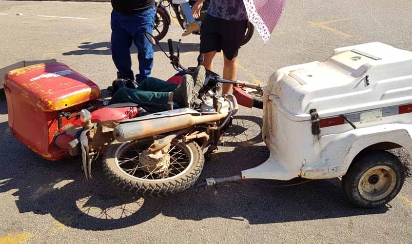 Motorista avança preferencial, motociclista cai da moto e fica ferido 