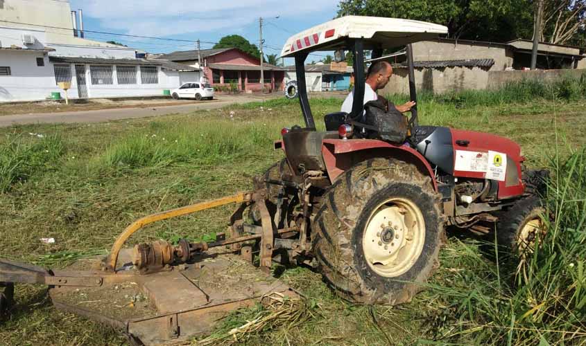 Prefeitura realiza mais um intenso trabalho de limpeza no canal dos Tanques