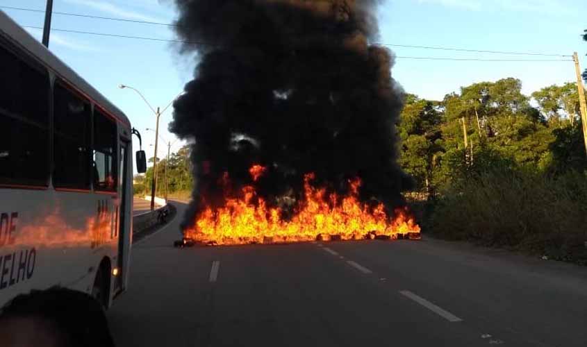 Trio encapuzado toca fogo em pneus na BR-363 e foge,  deixando o trânsito paralisado