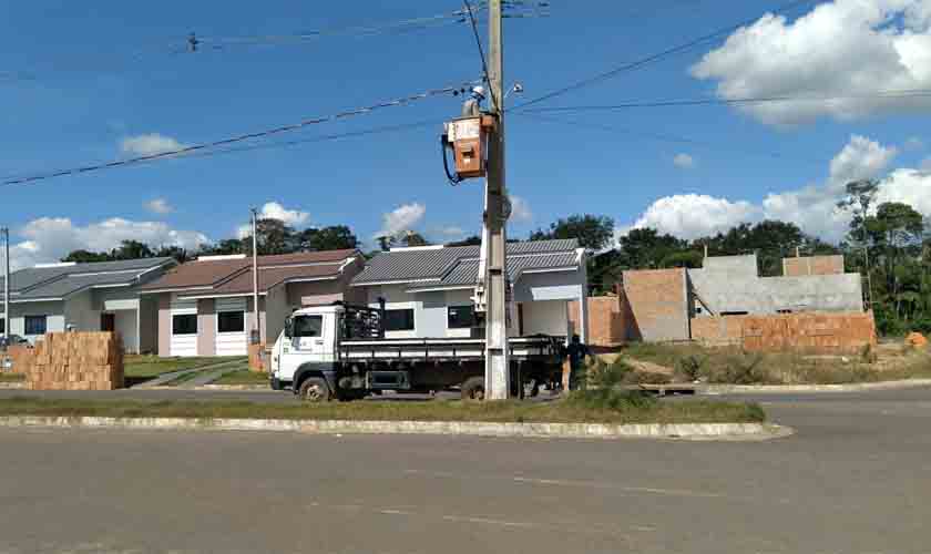 Duas equipes na manutenção da  iluminação pública