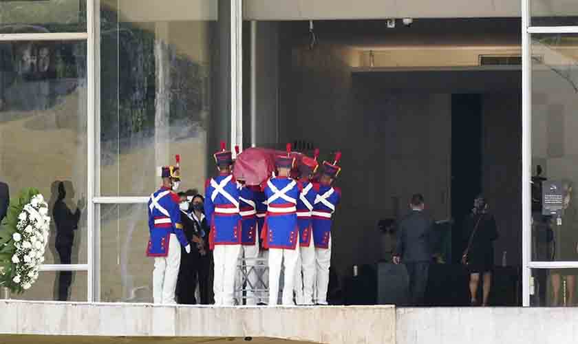 Familiares, amigos e políticos se despedem de Marco Maciel  