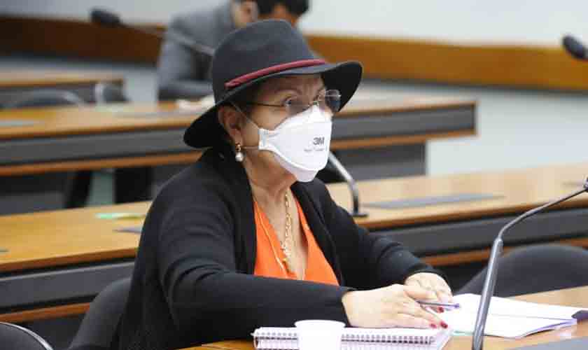 Comissão aprova projeto que assegura direito das mães de amamentar em público