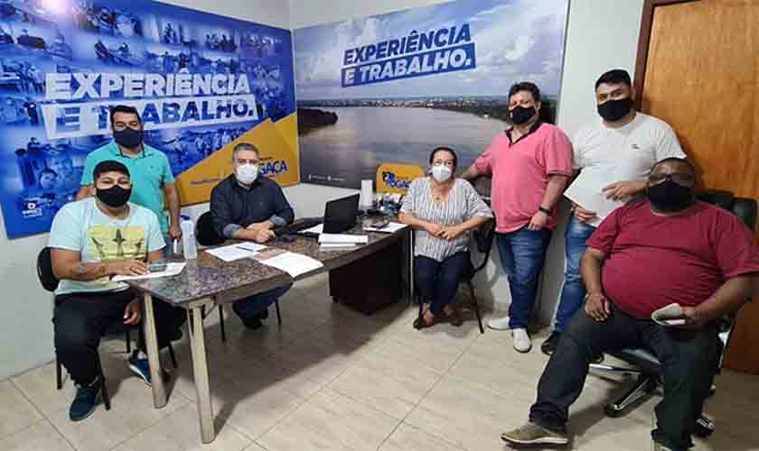 Vereadores recebem comissão de motoristas de aplicativos e debatem regulamentação da categoria