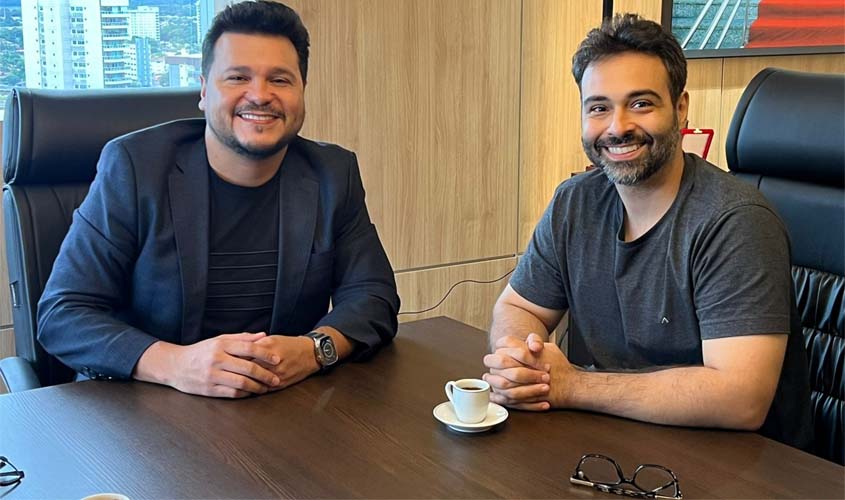 Deputado Marcelo Cruz recebe advogado Vinícius Miguel na Presidência da ALE/RO