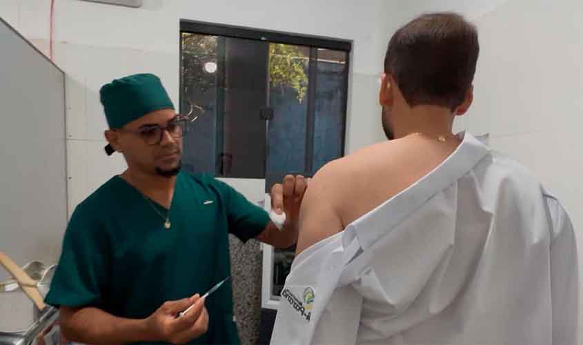 Prefeito Affonso toma vacina contra a gripe e convoca população a procurar a UBS mais próxima