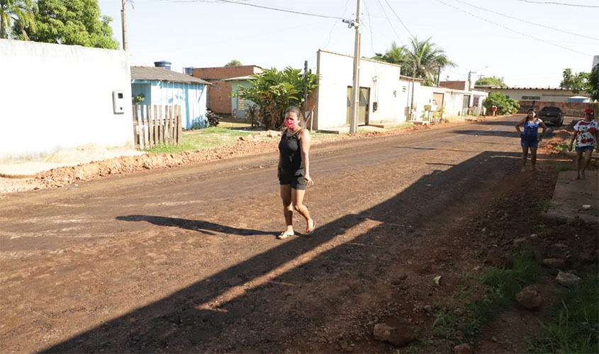 Moradores do bairro Lagoinha respiram aliviados com a chegada de asfalto novo