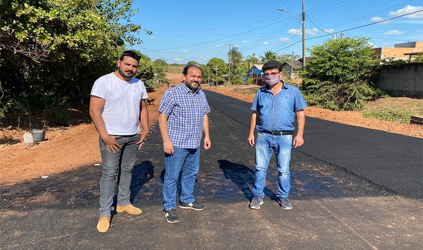 Em Alvorada do Oeste, presidente Laerte Gomes visita obras de pavimentação na Rua Eça de Queiroz