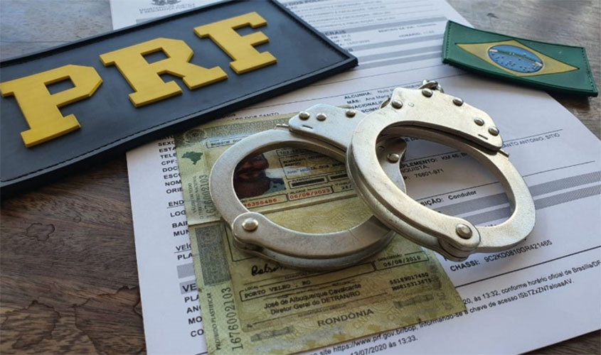 PRF realiza prisões por Porte ilegal de arma de fogo, uso de documento falso, receptação de motocicleta roubada, alcoolemia e transporte ilegal de madeira