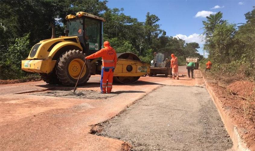 DER trabalha na recuperação do asfalto na RO-205, trecho que liga Cujubim à BR-364