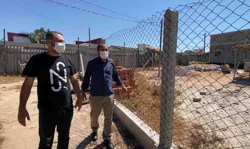 Deputado Laerte Gomes vistoria obra paralisada da UBS do Jardim Orleans em Ji-Paraná